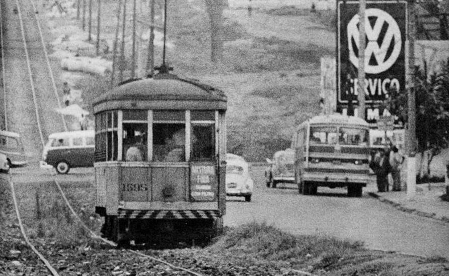 Bonde histórico na Avenida Santo Amaro, local onde os pais de Erasmo Francisco de Oliveira moravam, simbolizando raízes, memórias e saúde mental, além do pioneirismo na proteção animal em 1950.
